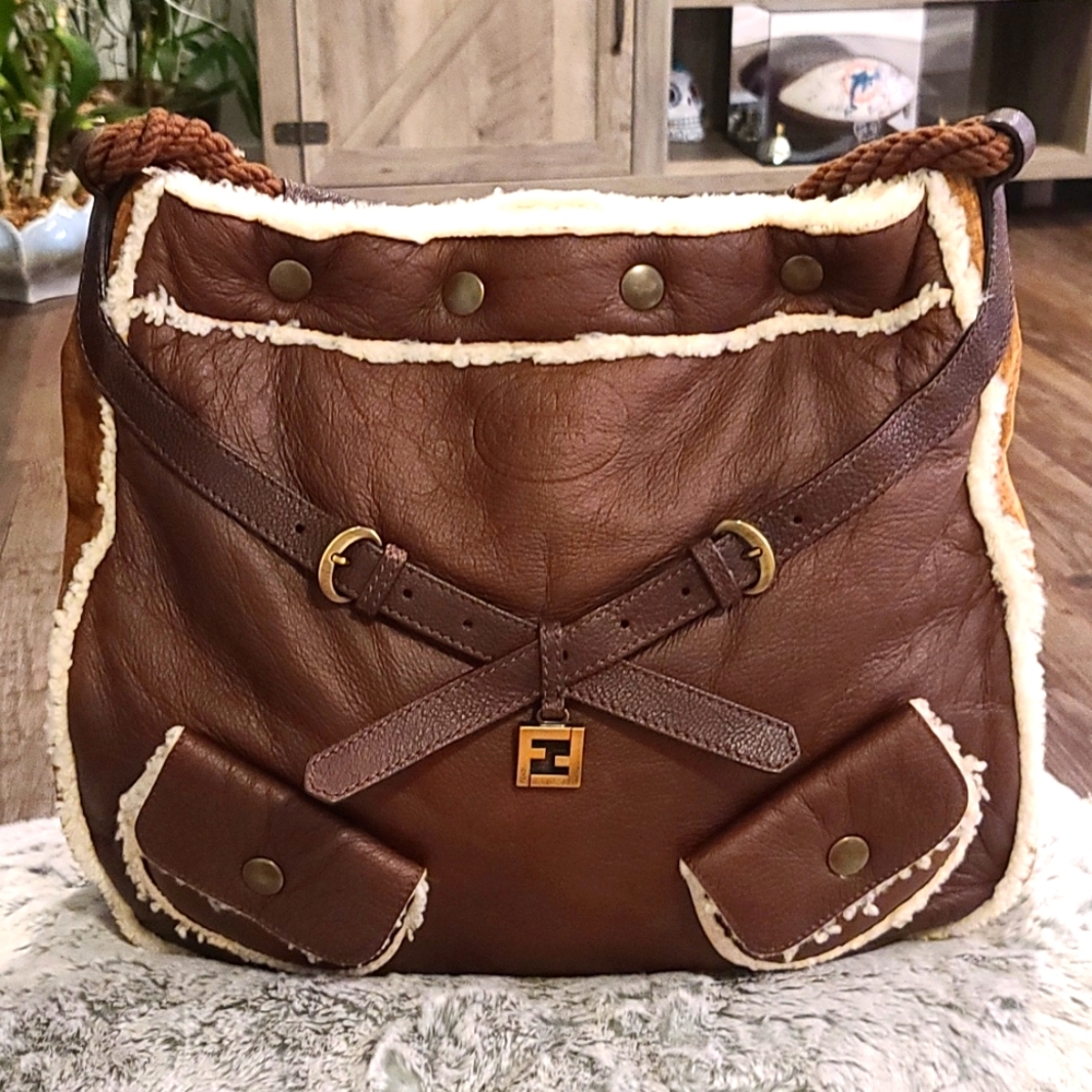 🎉RARE🎉 FENDI SHEARLING LEATHER BAG - Picture 3 of 14